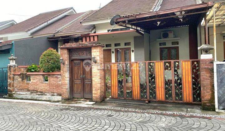 RUMAH NYAMAN ASRI FULL FURNISHED DALAM PERUMAHAN ONE GATE SISTEM DI DEKAT PASAR STAN MAGUWOHARJO DEPOK SLEMAN 1