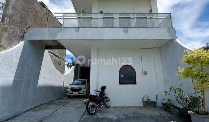 RUMAH PUTIH 3 LANTAI UNIK KLASIK CAMPUR MODERN DI GODEAN DEKAT RS. PKU MUHAMMADIYAH GAMPING 2