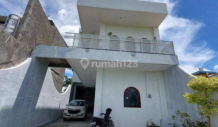 RUMAH PUTIH 3 LANTAI UNIK KLASIK CAMPUR MODERN DI GODEAN DEKAT RS. PKU MUHAMMADIYAH GAMPING 1