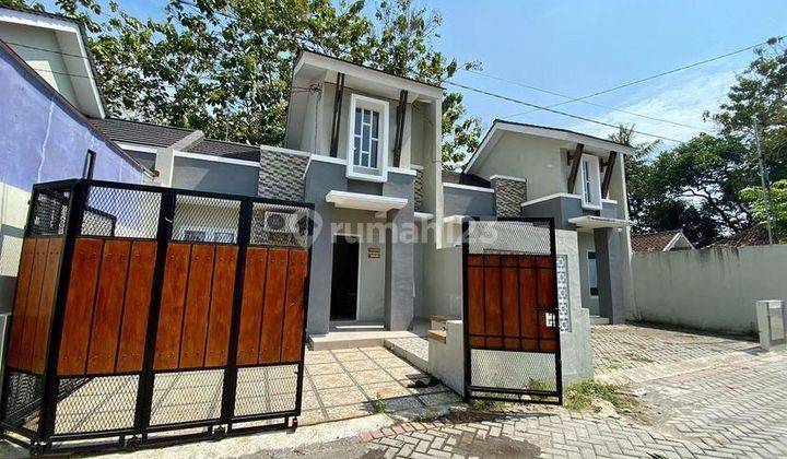 RUMAH CANTIK SEPERTI 2 LANTAI FULLY FURNISHED DALAM PERUMAHAN SINAR BERLIAN SEDAYU JALAN WATES KM 9 SEDAYU BANTUL 1