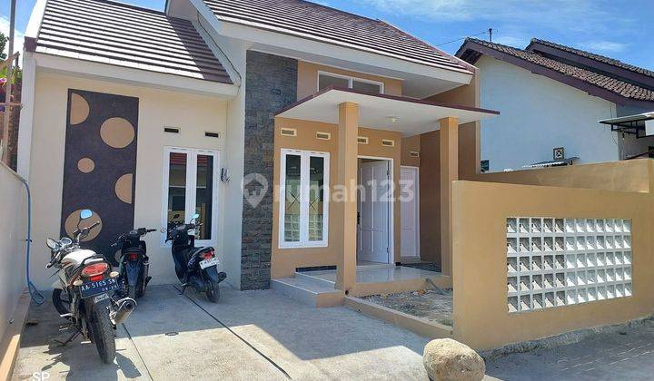 RUMAH BARU CANTIK MINIMALIS DENGAN SISA TANAH LUAS DALAM CLISTER 8 UNIT DI SAYEGAN DEKAT EXIT TOL SAYEGAN 2