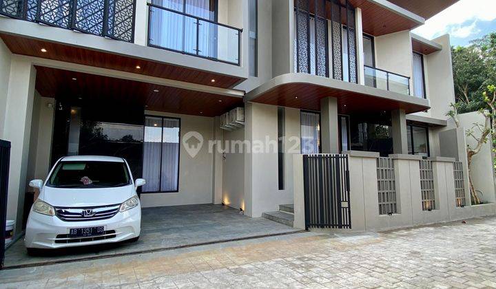 RUMAH MEWAH KONTEMPORER 2 LANTAI FULL FURNISHED DENGAN KOLAM RENANG DI JALAN KALIURANG KM 7 CONDONG CATUR DEPOK SLEMAN DEKAT KE KAMPUS UGM 1