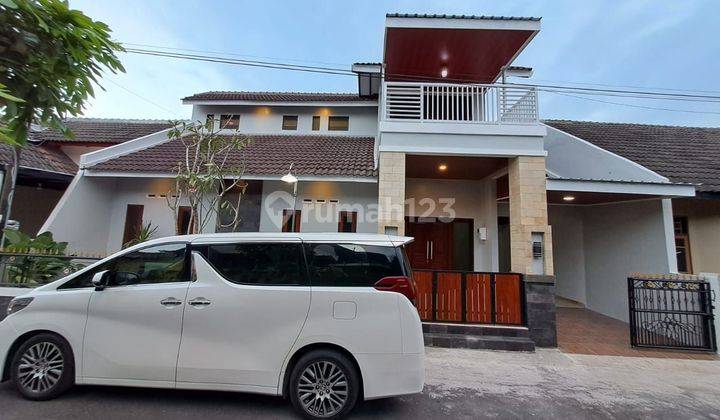 RUMAH CANTIK ESTETIK 2 LANTAI LIKE VILLA DALAM PERUMAHAN ONE GATE DI TIRTOMARTANI KALASAN SLEMAN DEKAT GEDUNG LPMP 2