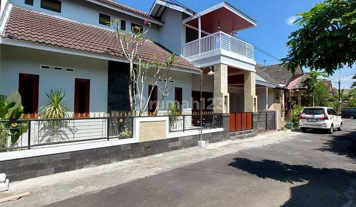 RUMAH 2 LANTAI CANTIK ESTETIK LIKE VILLA DALAM KOMPLEK PERUMAHAN ONE GATE SYSTEM DI TIRTOMARTANI KALASAN SLEMAN DEKAT LPMP 2