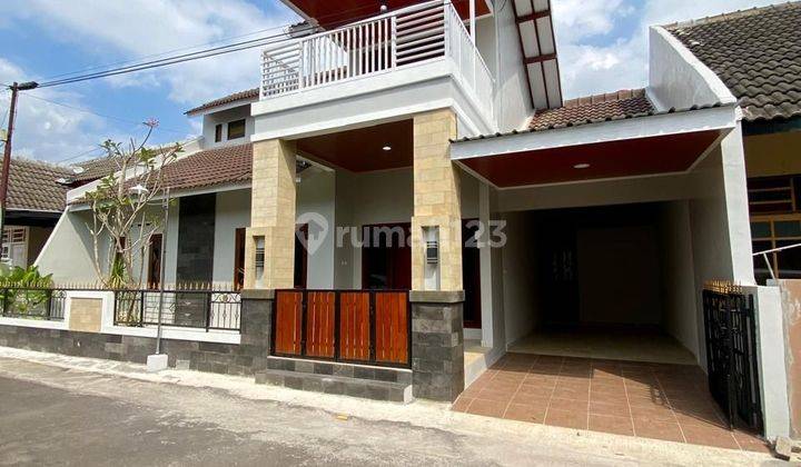 RUMAH 2 LANTAI CANTIK ESTETIK LIKE VILLA DALAM KOMPLEK PERUMAHAN ONE GATE SYSTEM DI TIRTOMARTANI KALASAN SLEMAN DEKAT LPMP 1