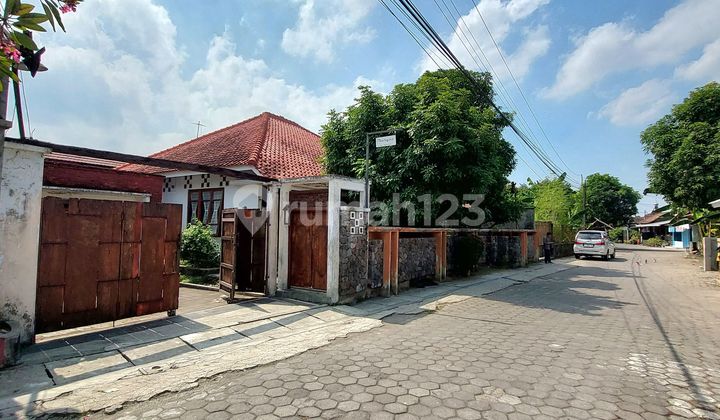 RUMAH ETNIK KLASIK JATI DENGAN TANAH LUAS DI NOGOTIRTO GAMPING SLEMAN DEKAT KE PUSAT KOTA JOGJA