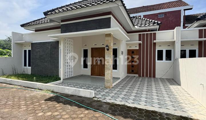 New Modern Contemporary Limasan House in a Mini Cluster of 4 Units on Jalan Kaliurang KM 13, Ngemplak, Sleman 2