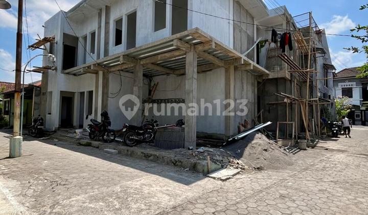 Exclusive Luxury 2-Story Boarding House with 19 Rooms, Hook Inside, Located in a Housing Complex in Condong Catur, Close to Various Elite Campuses. 2