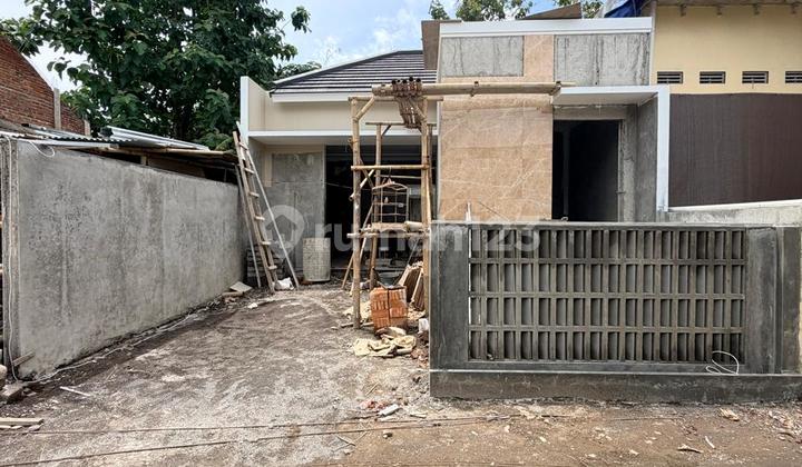 Rumah Baru Cantik - Harga Murah Banget Desain Limasan Modern Dekat Rs. Athurot dan Pasar Godean
