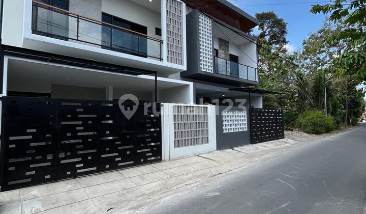 Strategis Banget! Rumah Baru Mewah Modern 2 Lantai Istimewa di Jalan Kaliurang KM 8.5 Plosokuning Minomartani Sleman