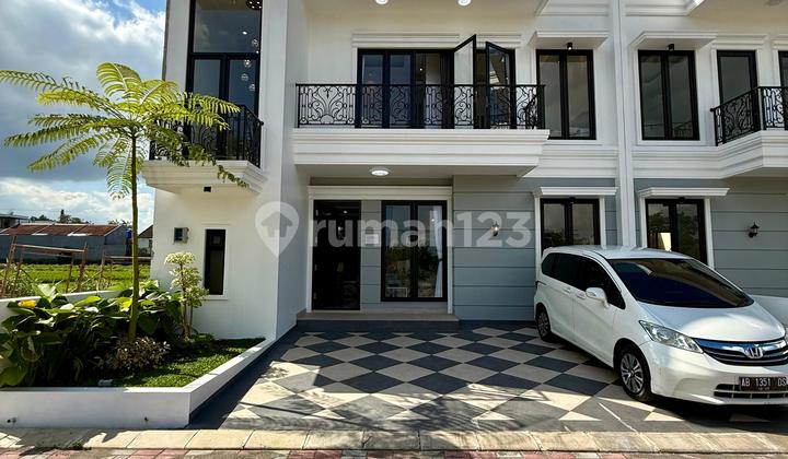 Rumah Mewah 2 Lantai Klasik Modern Dalam Perumahan Eklusif Di Pendowoharjo Dekat Sleman City Hall, Masjid Suciati Dan Pemkab Sleman