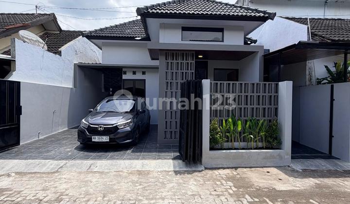 Rumah Baru Mewah Limasan Modern Dalam Perumahan di Kadisoka Dekat Mc Swalayan dan Pemancingan Kadisoka