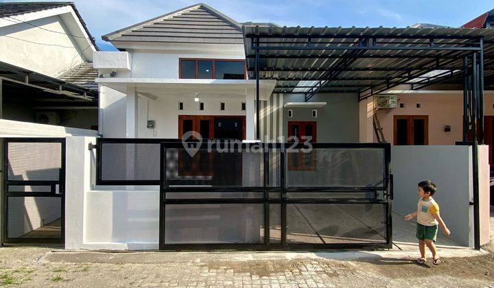 Rumah Baru Putih Limasan Modern Dalam Perumahan Griya Tombima Dekat Giwangan