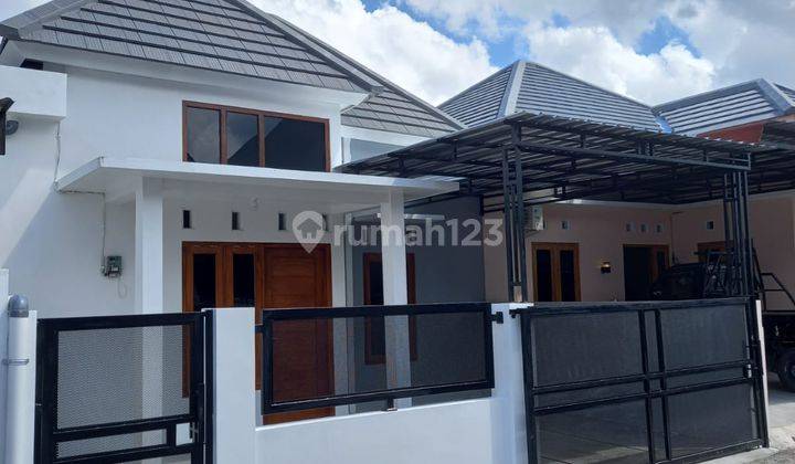 Rumah Baru Putih Limasan Modern Dalam Perumahan Griya Tombima Dekat Giwangan 1