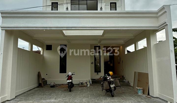 Rumah Mewah Desaign American Classic 2 Lantai Full Furnished Di Maguwoharjo Depok Sleman Dekat Sekolah Gis Rumah Mewah Desaign American Classic 2 Lantai Full Furnished Di Maguwoharjo Depok Sleman Dekat Sekolah Gis