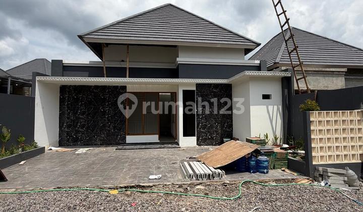 Rumah Mewah Limasan Modern Unit Hook Dengan Tanah Luas Dan Tata Ruang Nyaman Di Jalan Kaliurang Km 13 Ngemplak Sleman