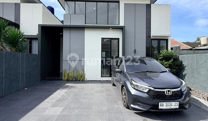 Rumah Baru Mewah Limasan Modern dengan High Ceiling Dalam Cluster di Jalan Kaliurang KM. 13 Sukoharjo Ngaglik Sleman Dekat Kampus Uii