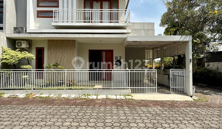 Strategic Near Various Public Facilities‼️Luxurious 2-Story Fully Furnished Hook House Inside Jogja Ring Road in a One Gate System Housing Complex Near JEC and Amplaz 2