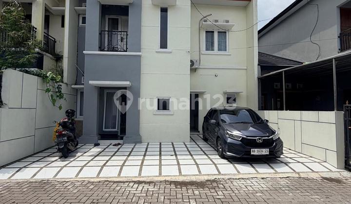 A 2-Story Luxury House with a Private Pool Functioning as a Homestay in a Housing Complex on Palagan Street KM. 9, Ngaglik, Sleman.