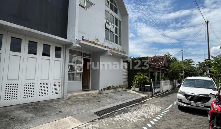 Luxury 2-Story Scandinavian Modern House in Jombor Baru Housing, Mlati, Sleman 2