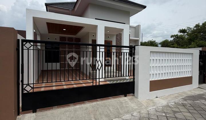 Very Cheap‼️ New Beautiful Special Modern Limasan House in a Cluster in Wedomartani Sleman Near Budi Mulia Tajem Very Cheap‼️ New Beautiful Special Modern Limasan House in a Cluster in Wedomartani Sleman Near Budi Mulia Tajem