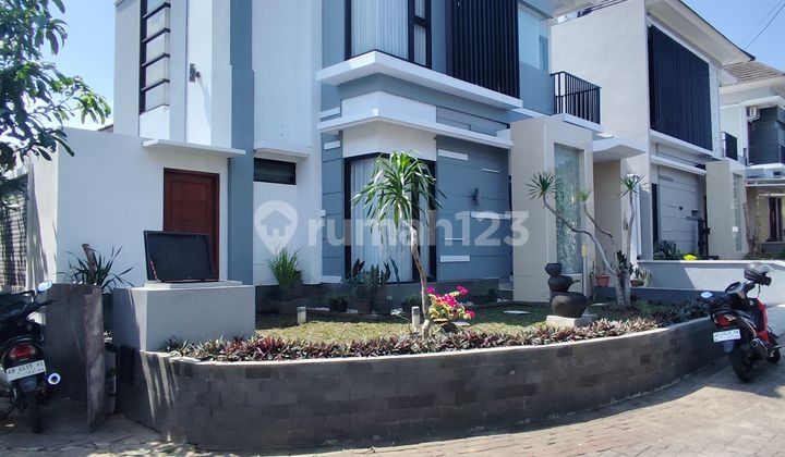 Luxury 2-Story Strategic House in Elite Residential Complex with 24-Hour Security Near Hyatt Hotel, Palagan Road, Sleman Yogyakarta. Luxury 2-Story Strategic House in Elite Residential Complex with 24-Hour Security Near Hyatt Hotel, Palagan Road, Sleman Yogyakarta.
