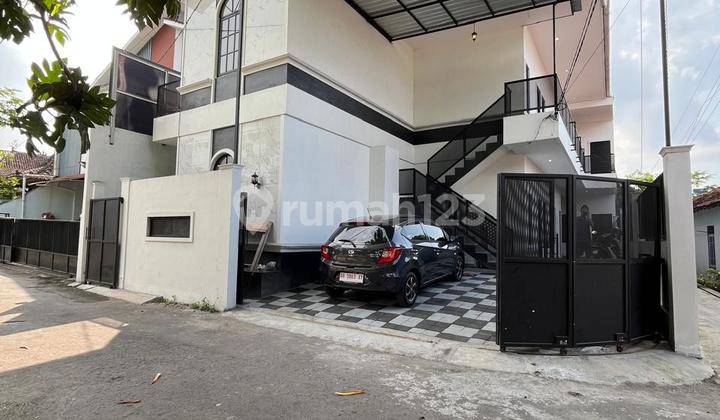 New 2-Story Exclusive Boarding House with 24 Fully Furnished Rooms on Jalan Kaliurang Km 14, Near Degolan and UII Integrated Campus 2