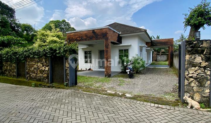Hurry! Quick Sale! Bonus Land with Well-Maintained Luxury House Inside Ringroad in Sinduadi, Mlati, Sleman, Near UTY Campus Hurry! Quick Sale! Bonus Land with Well-Maintained Luxury House Inside Ringroad in Sinduadi, Mlati, Sleman, Near UTY Campus