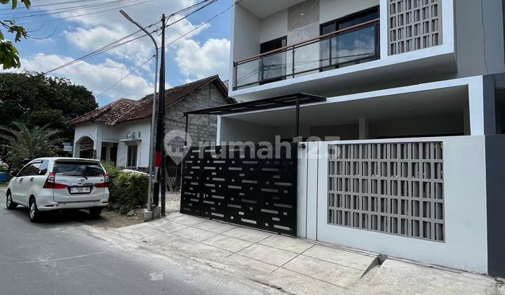 Special Modern Luxury New 2-Story House on Jalan Kaliurang Km 8.5, Plosokuning, Minomartani, Sleman 2