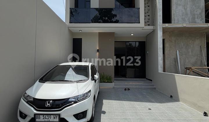 Rumah Baru Cantik Desaign Scandinavian 2 Lantai Full Furnished di Wedomartani Ngemplak Sleman Dekat Pasar Gentan