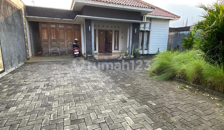 Rumah Mewah 1 Lantai dengan Tanah Luas Strategis Bangettepi Jalan Aspal di Sembego Maguwoharjo Depok Sleman