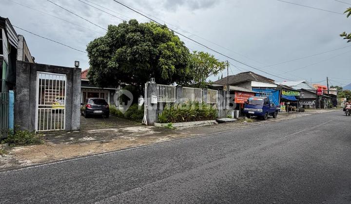 Very Strategic‼️Very Strategic‼️Luxurious 1-Story House with Extensive Land, Highly Strategic on Asphalt Road Edge in Sembego, Maguwoharjo, Depok, Sleman. 2