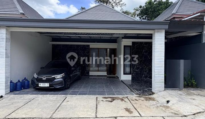 Rumah Mewah Limasan Modern Furnished dengan Tata Ruang Nyaman Dalam Perumahan di Jalan Kaliurang KM 13 Ngemplak Sleman