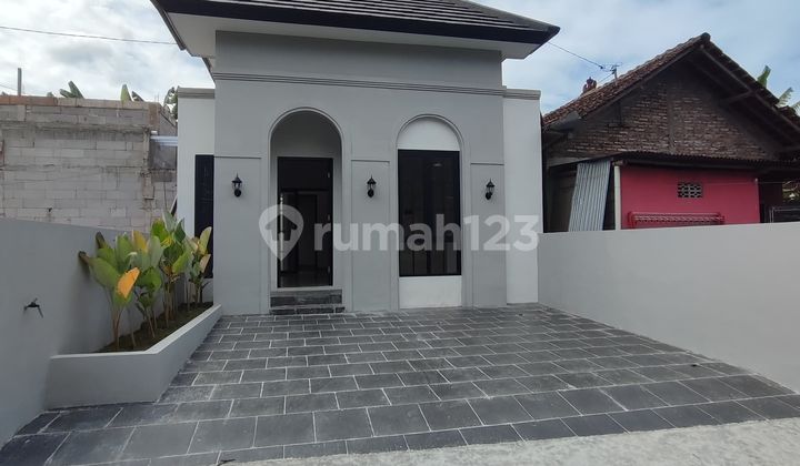 Aesthetic Modern Limasan House Under Construction Near Kasongan Pottery Tourist Area and Bantul Road