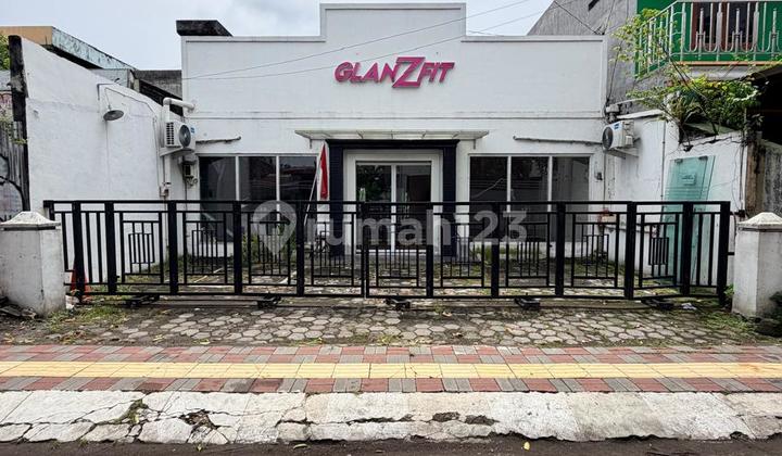 Very Strategic Land Bonus Building on the Edge of Sisingamangaraja Road Suitable for Office and Business.