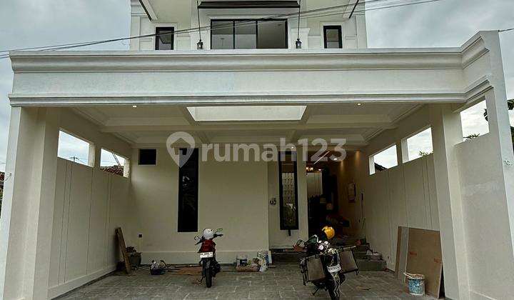 Luxury American Classic Design 2-Storey Fully Furnished House in Maguwoharjo, Depok, Sleman, Near GIS School 2