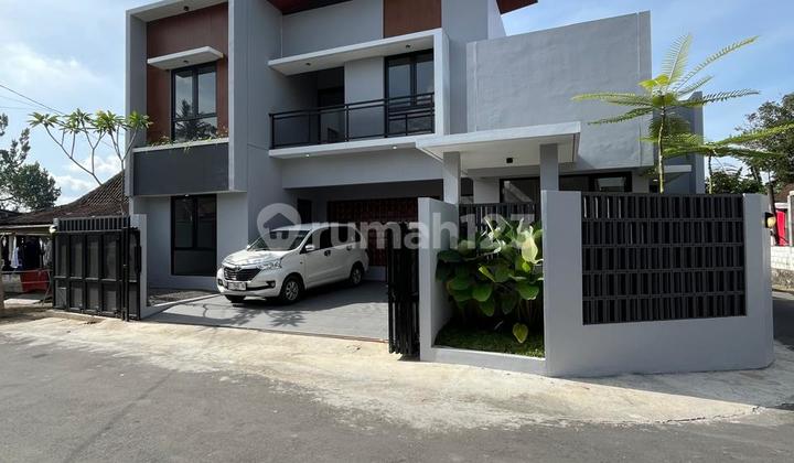 Modern Aesthetic 2-Storey Luxury House, Strategic Location on Asphalt Road Edge - Hook Unit in Tlogoadi Mlati Sleman