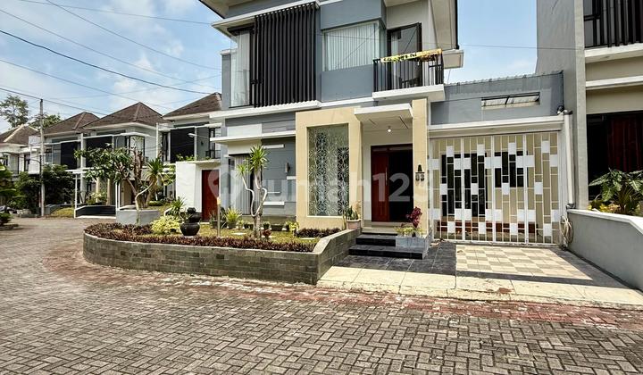 Luxurious 2-Story House Strategically Located in an Elite Housing Complex with 24-Hour Security, Near Hyatt Hotel on Palagan Street, Sleman Yogyakarta.