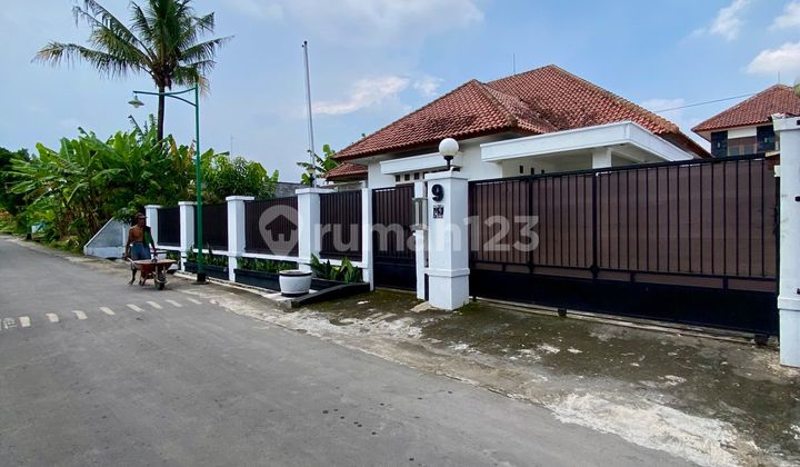 Serene House With Spacious Land And Private Pool On Damai Street - Jalan Kaliurang Km 8 Sleman Near UGM Campus 2