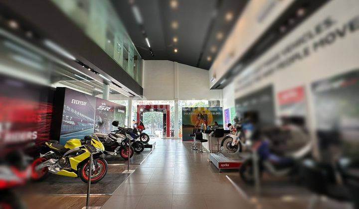 Gedung showroom komersial di jalan panjang 1