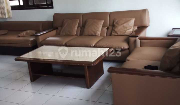 Villa Megah Green Hills Fresh Cool Spacious and Close to Mall