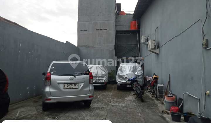 Spacious Parking House in JatinegaraSuitable for Office, Salon, Beauty Clinic
