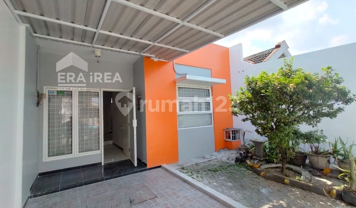 Ready-to-Occupy House in Solo Baru Near The Park Mall
