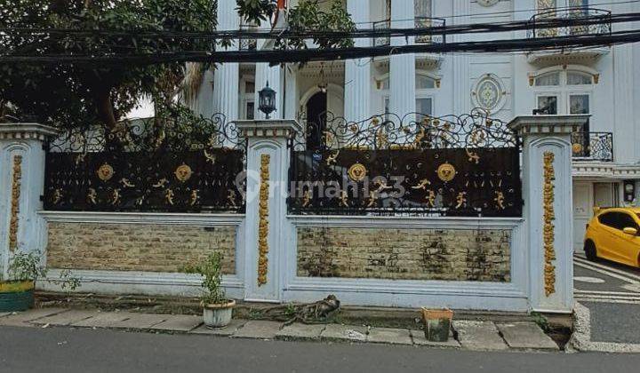 Jual Murah Butuh Uang Rumah Megah Klasik Ada Pool di Kramat Senen 1