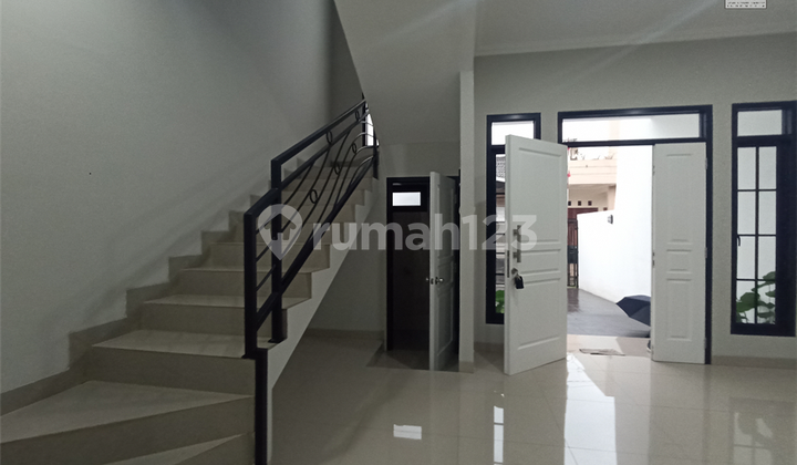 Rumah Baru Siap Huni di Komplek Megapolitan Cinere