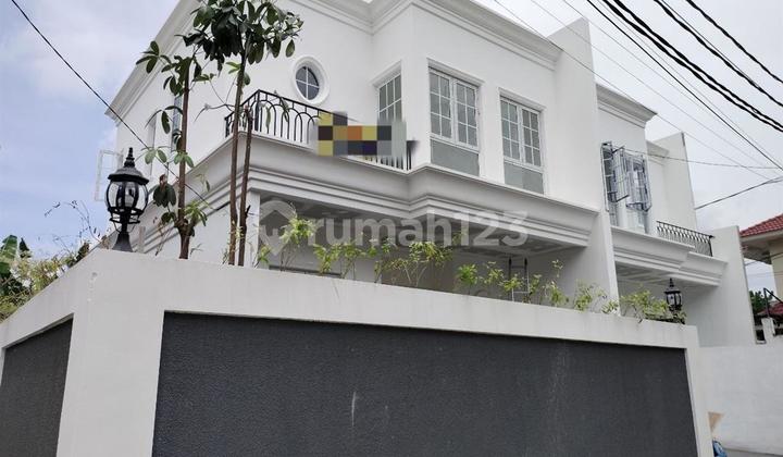 Rumah Brand New Desain American Classic di Jatiwaringin