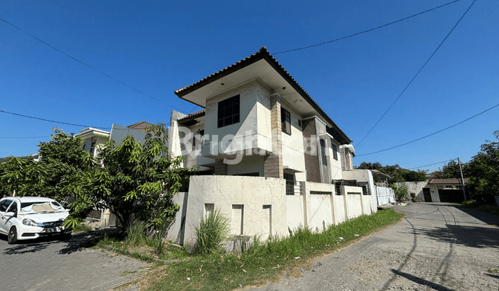 3.7M Dijual Rumah Hook Manyar Indah  2