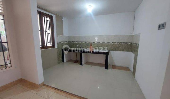Rumah Huk di Curug Auri Jatiwaringin Jakarta Timur 11