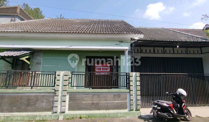 Spacious 3-Bedroom House Near Transmart Maguwoharjo