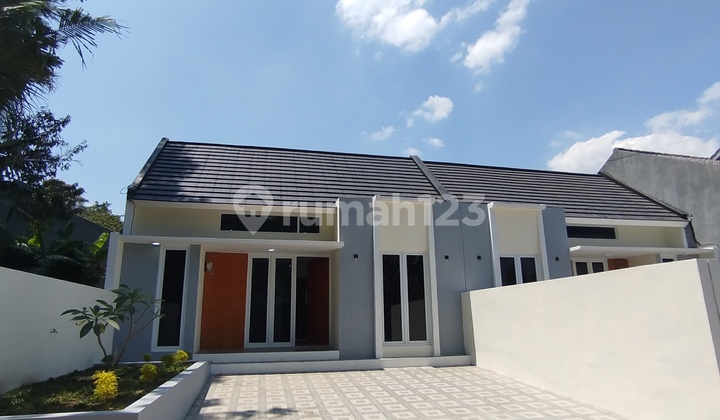 Inhabitable House Near Godean Market